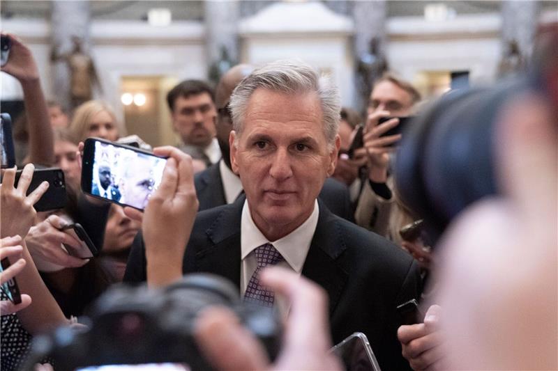 Drama um McCarthy: Abstimmung über Chefposten erneut vertagt Kevin McCarthy auf dem Weg zum Plenarsaal.