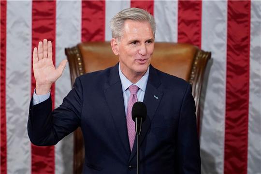Kevin McCarthy bei seiner Vereidigung  als Sprecher des Repräsentantenhauses im Kapitol.