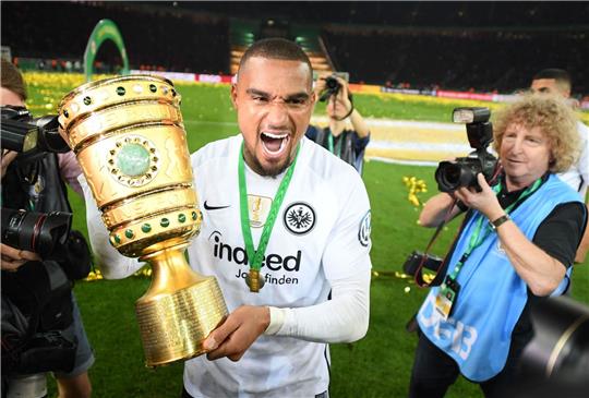 Kevin-Prince Boateng nach dem DFB-Pokalsieg 2018 im Trikot von Eintracht Frankfurt. Nach 18 Jahren beendet Boateng seine Karriere.