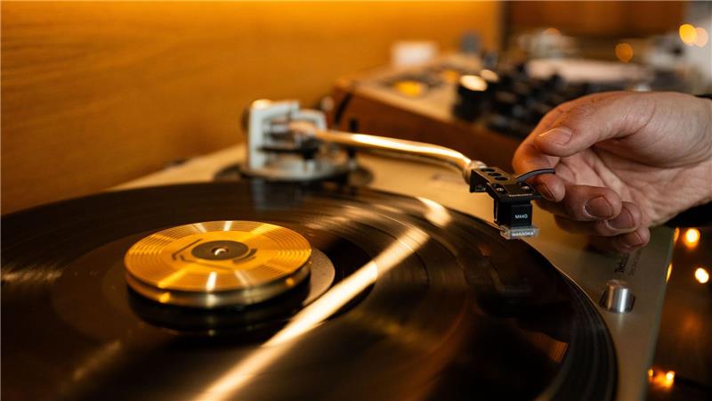 Kevin Rodriguez legt in seiner Bar eine Platte auf. 