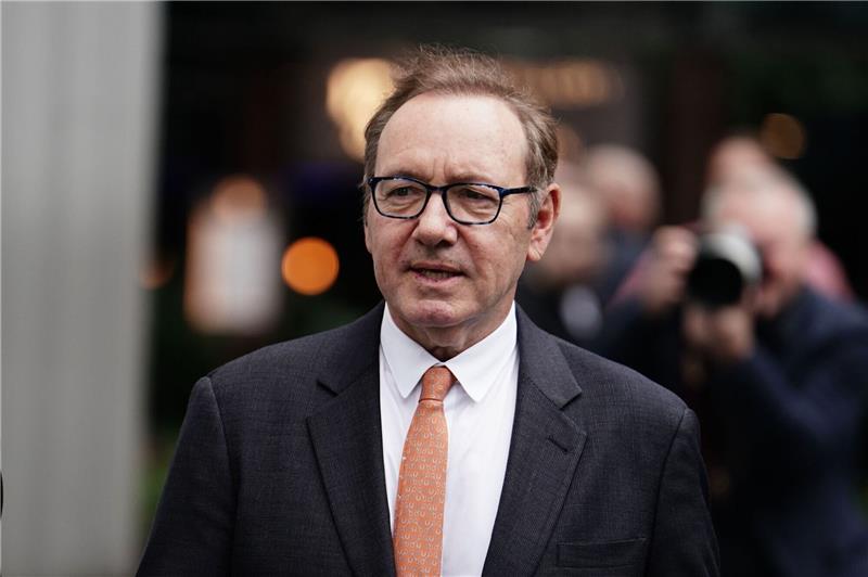 Kevin Spacey vor Gericht - Jetzt entscheidet die Jury Kevin Spacey erscheint im dunklen Anzug vor dem Southwark Crown Court.