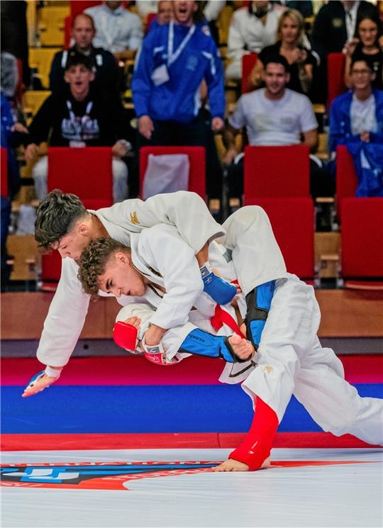 Kevin Valenta (vorn) sichert sich bei den Weltmeisterschaften im Ju-Jutsu-Fighting den zweiten Platz in der U 18 bis 73 Kilogramm. Im Finale muss sich der Athlet des MTV Goslar jedoch Edoardo Costa aus Italien geschlagen geben. Foto: Privat