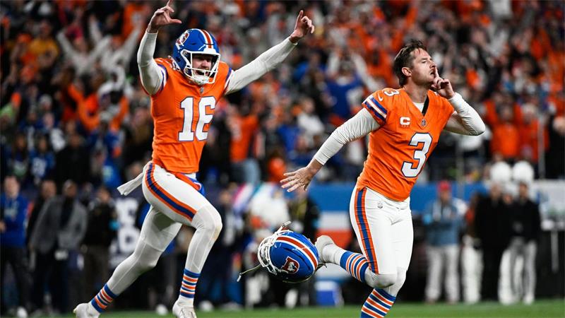Kicker Wil Lutz (r) erzielte für die Denver Broncos das entscheidende Field Goal in der Overtime.