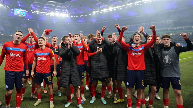 Kiel feiert mit dem Fans nach dem Pokalerfolg beim HSV.