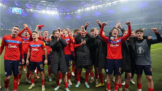 Kiel feiert mit dem Fans nach dem Pokalerfolg beim HSV.