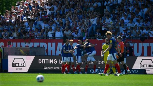 Kieler Jubel gegen Eintracht Braunschweig.
