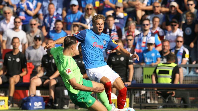 Kiels Fiete Arp (r) und Wolfsburgs Cedric Zesiger in Aktion.