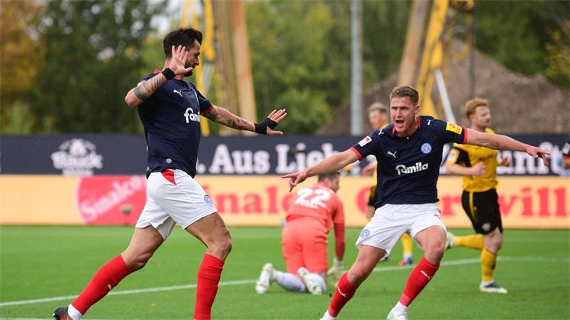 Kiels Giorgi Kwilitaia (l) jubelt nach seinem Tor zum 1:0 neben Kiels Phil Harres.