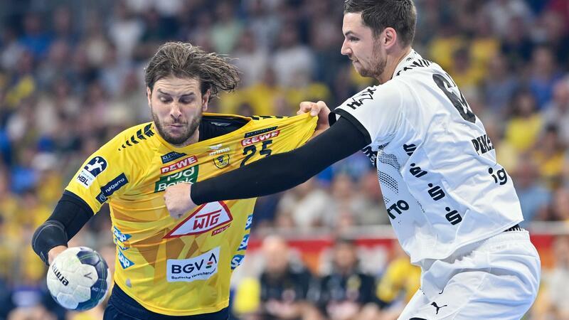 Rhein-Neckar Löwen schlagen den THW Kiel Kiels Hendrik Pekeler (r) langt gegen den Mannheimer Olle Forsell Schefvert zu.