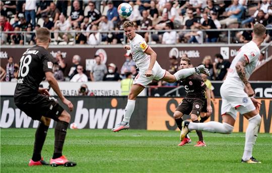 Kiels Holmbert Aron Fridjonsson köpft einen Ball.