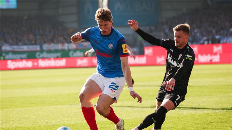 Kiels Lasse Rosenboom (l) und Stuttgarts Maximilian Mittelstädt im Kampf um den Ball.