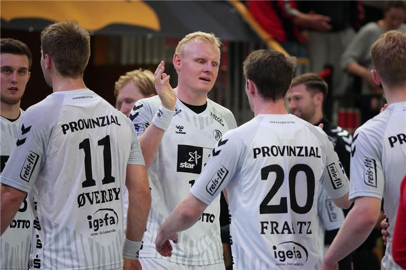 THW Kiel erreicht souverän das Pokal-Achtelfinale Kiels Patrick Wiencek (M) klatscht nach Spielende mit seinen Mitspielern ab.