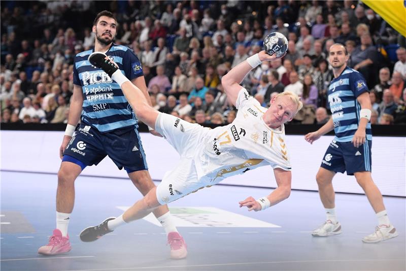 Kiels Handballer feiern 34:29-Heimsieg über Pick Szeged Kiels Patrick Wiencek (M) wirft auf das Tor von Pick Szeged.