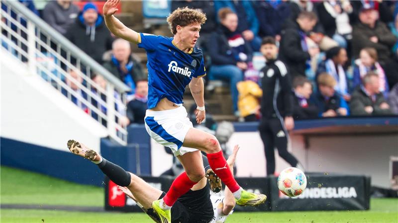 Kiels Phil Harres (l) und Elversbergs Maximilian Rohr kämpfen um den Ball.