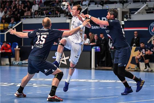 Kiels Sander Sagosen (M) wird von der PSG-Abwehr gestoppt.