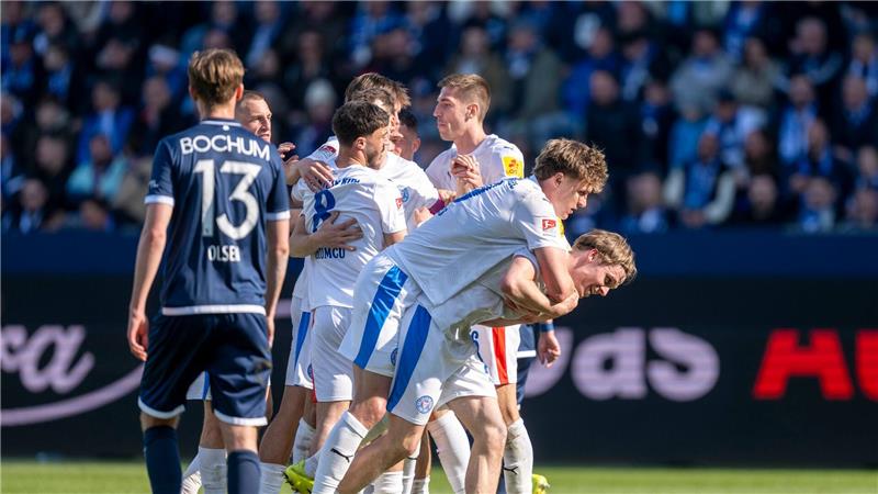 Kiels Spieler jubeln nach dem Tor von Jonas Therkelsen zum 3:2.