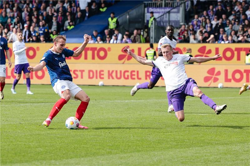 Holstein Kiel bleibt auf Aufstiegskurs: Sieg gegen Osnabrück Kiels Timo Becker (l) trifft gegen Osnabrücks Niklas Wiemann zum 3:0.