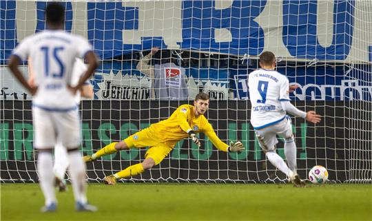 Kiels Torwart Timon Weiner pariert einen Strafstoß von Magdeburgs Luc Castaignos.