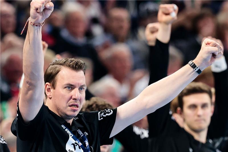 Kiels Handballer gehen mit Heimsieg in die EM-Pause Kiels Trainer Filip Jicha jubelt nach einem Tor.