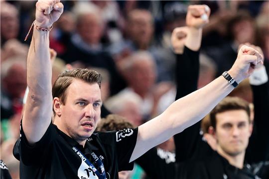 Kiels Trainer Filip Jicha jubelt nach einem Tor.