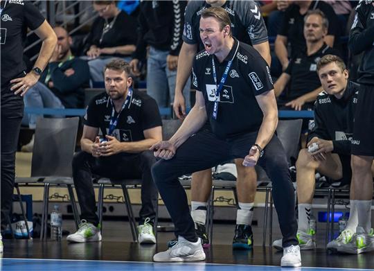 Kiels Trainer Filip Jicha war mit dem Spiel seiner Mannschaft gegen die Füchse sichtlich unzufrieden.