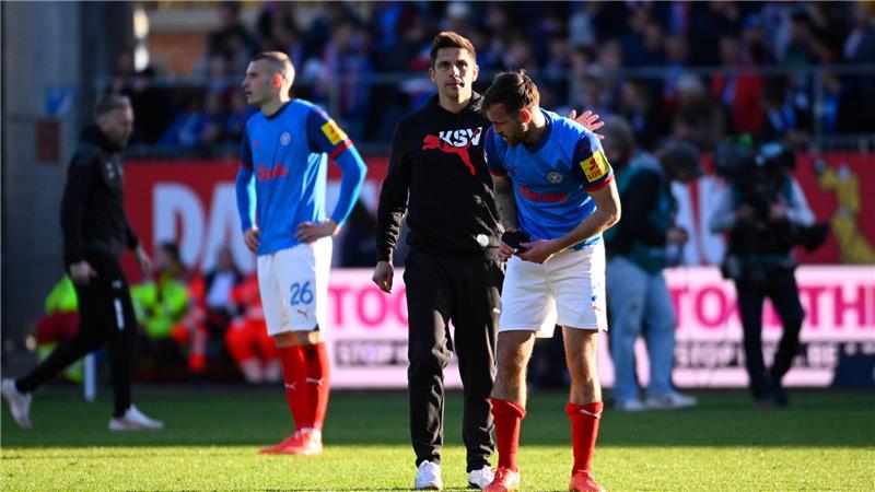 Drei Wechsel in erster Hälfte: Kiels Rapp „nicht zufrieden“ Kiels Trainer Marcel Rapp umarmt Marco Komenda nach der 0:3-Niederlage auf dem Rasen.