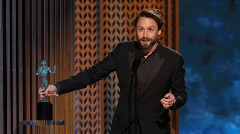 Demi Moore und Timothée Chalamet gewinnen Schauspielpreise Kieran Culkin festigt seinen Ruf als Oscar-Favorit für die beste Nebenrolle.