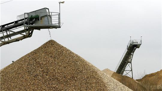 Kies und Sand sind weiter der in Deutschland am häufigsten gewonnene Rohstoff. Doch die Fördermenge schrumpft. (Symbolbild)