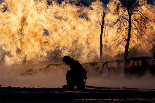 Kiew war in der Nacht und am Morgen besonders betroffen von russischen Luftangriffen. In acht der zehn Stadtbezirke kam es zu Schäden und Bränden.