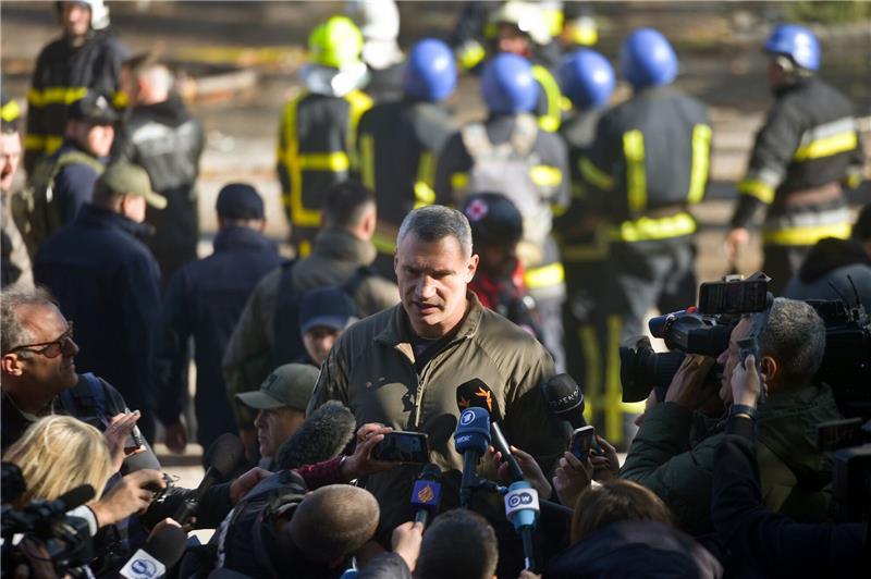 Krieg gegen die Ukraine: So ist die Lage Kiews Bürgermeister Vitali Klitschko spricht nach einem russischen Drohnenangriff im Stadtzentrum zu Journalisten.