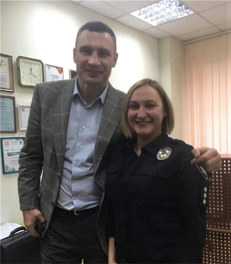 Friedliche Weihnachten nach Flucht vor Putins Bomben Kiews Bürgermeister Vitaly Klitschko bei einem Besuch der Polizeistation von Yuliia Volkov in der ukrainischen Hauptstadt. Foto: Privat