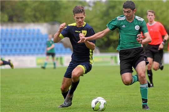 Kilian Kirchner (li.) und die A-Junioren der JSG Goslar hängen sich beim Landesliga-Debüt gegen den VfB Peine voll rein. Eine 2:0-Führung reicht am Ende aber nur zu einem Punkt. Foto: Gietemann