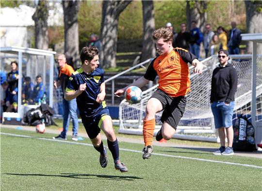 Kilian Kirchner (li.) und die A-Junioren der JSG Goslar zeigen sich im Spiel gegen den 1. JFV Braunschweig trotz einer fünfwöchigen Pause gut in Form und gewinnen mit 5:0.  Foto: Neuendorf