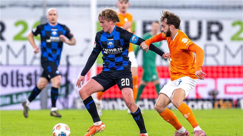2:2 in Paderborn: Darmstadt verspielt 2:0-Führung Killian Corredor (rechts), hier im Zweikampf mit Paderborns Felix Götze, erzielte Darmstadts 2:0-Führung.