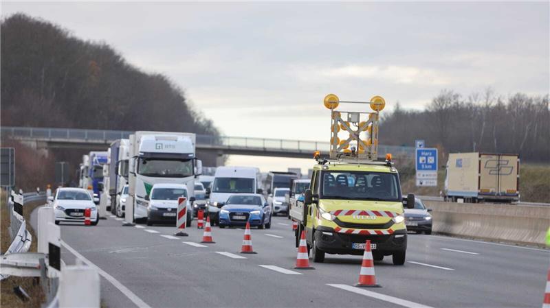 Kind bei Massen-Crash auf A7 nahe Rhüden schwer verletzt Kilometerlang staute sich der Verkehr. Foto: Neuendorf