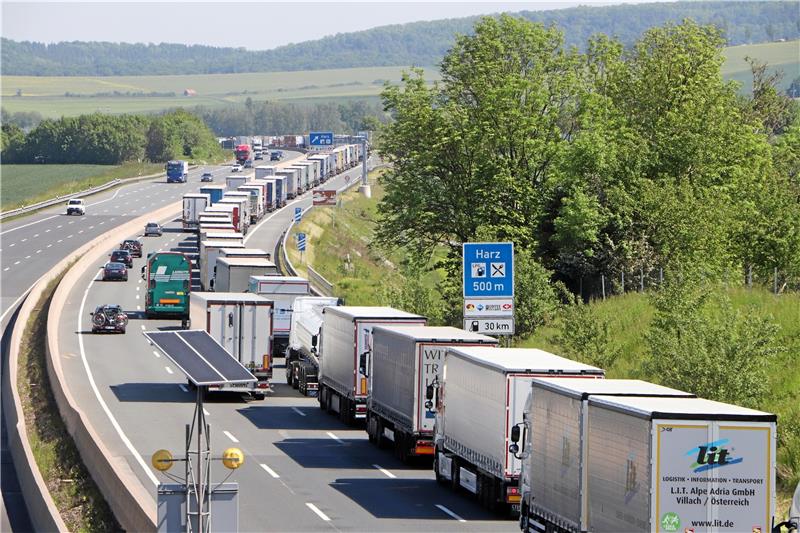 Kilometerweit staut sich auch einen Tag nach dem Unfall der Verkehr in Richtung Norden – so wie hier in Höhe Bornhausen. Zudem sind am Mittwochmittag an der Raststätte Harz-Ost alle Lkw-Parkplätze belegt, heißt es im Verkehrsfunk.  Foto: Gereke