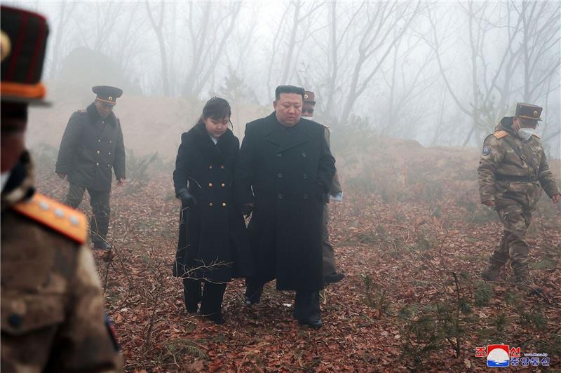 Kim Jong Un, Machthaber von Nordkorea, mit seiner Tochter bei einer taktischen Militärübung an einem nicht genannten Ort. Die Aufnahme wurde von der staatlichen nordkoreanischen Nachrichtenagentur KCNA zur Verfügung gestellt. Sein Inhalt kann nicht unabhängig verifiziert werden.
