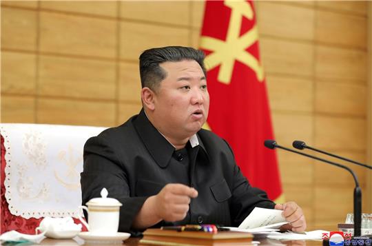 Kim Jong Un bei einer Dringlichkeitssitzung des Politbüros der Arbeiterpartei im Sitz des Zentralkomitees der Partei.