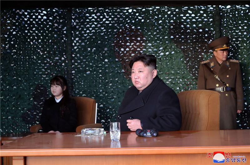 Bericht: Nordkorea erhöht Aktivität an Reaktorkomplex Kim Jong Un mit seiner Tochter.