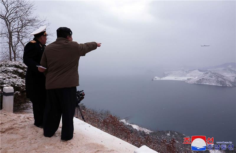 Nordkorea will erneut Marschflugkörper getestet haben Kim Jong Un (r) und Kim Myeong-Uk, Kommandeur der Seestreitkräfte, beobachten den Test eines strategischen Marschflugkörpers. Das Bild wurde von der nordkoreanischen Regierung zur Verfügung gestellt.
