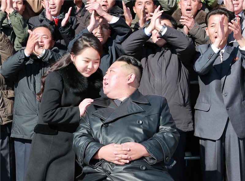 Kim zeigt sich mit Tochter: Was plant Nordkoreas Machthaber? Kim Jong Un und seine Tochter, die laut Angaben mit Wissenschaftlern und Arbeitern für ein Foto zusammen stehen.