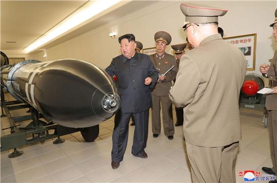 Kim Jong Un während eines Besuchs des Nuklearwaffeninstituts von Nordkorea in Pjöngjang.