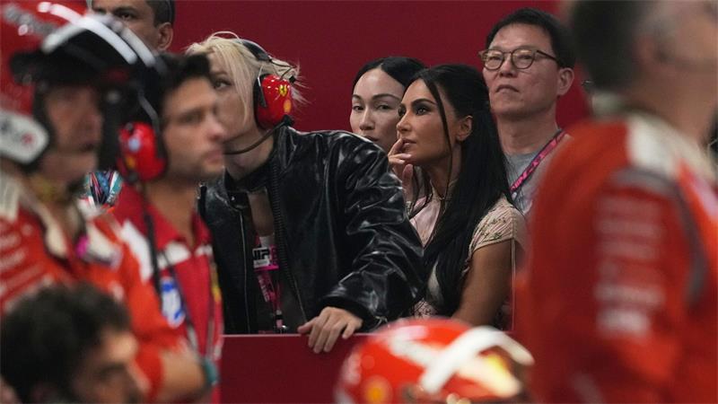 Kim Kardashian (Mitte r) fiebert mit Lewis Hamilton.