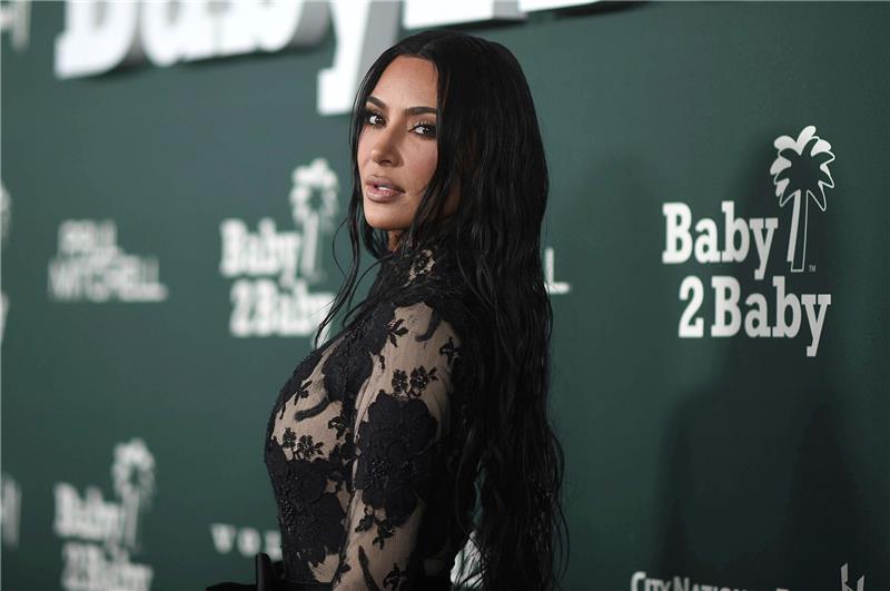 Kim Kardashian möchte ihren Aufschlag verbessern.