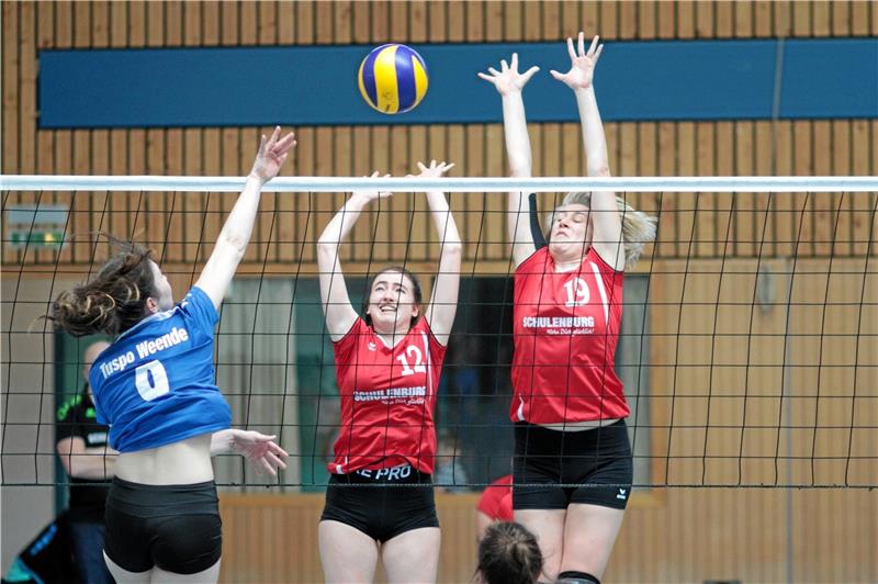 Kim Lochau (re.), die Goslar in Richtung Wolfsburg verlässt, und Caroline Hill strecken sich für den Aufstieg. Foto: Gietemann