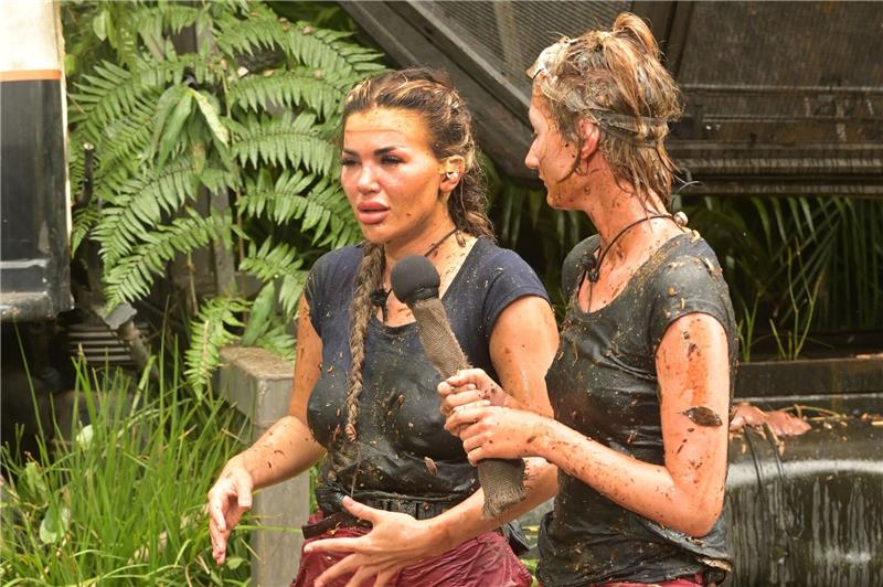 Explosive Dreiecksbeziehung im Dschungelcamp Kim Virginia (l) ist entrüstet über eine Mitcamperin.