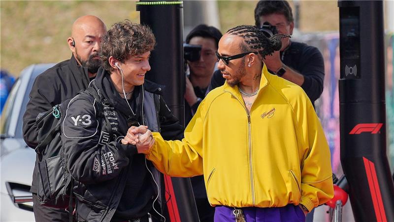 Kimi Antonelli (l) holte sich den Rekord des jüngsten WM-Führenden von Lewis Hamilton.