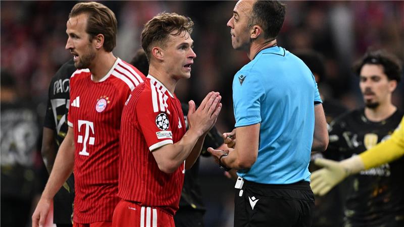 „Klare Fehlentscheidung“: Große Aufregung um zwei Handspiele Kimmich reklamiert bei Schiedsrichter Pinheiro.