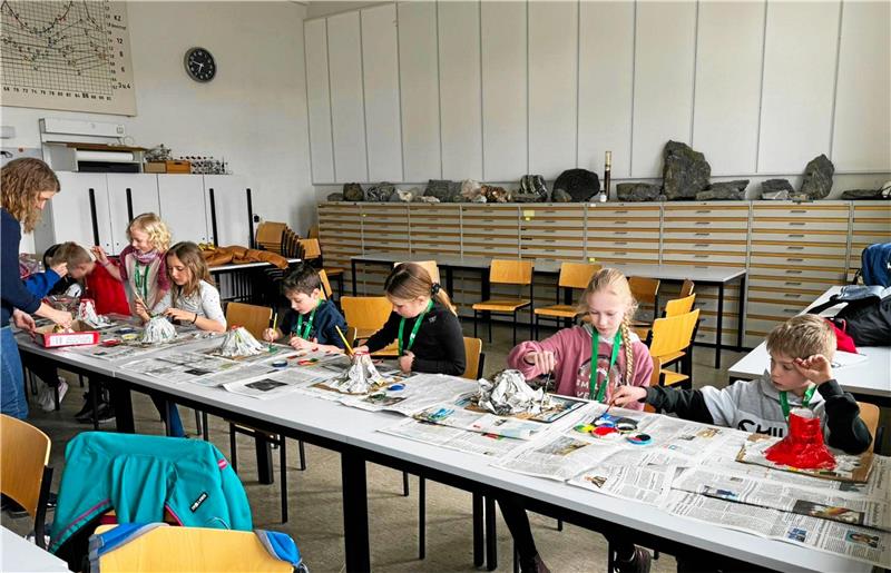 Clausthaler Kinder bauen Vulkane für ihr Zimmer Kinder basteln beim Ferienprogramm ausbrechende Vulkane für Zuhause. Foto: TU Clausthal