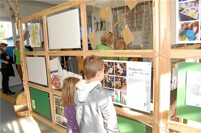 Goslarer Wiederaufforstungs-Projekt startet ins dritte Jahr Kinder besuchen die Ausstellung „Wald für morgen“, eine der Aktionen des Vereins im vergangenen Jahr. Archivfoto: Heinichen